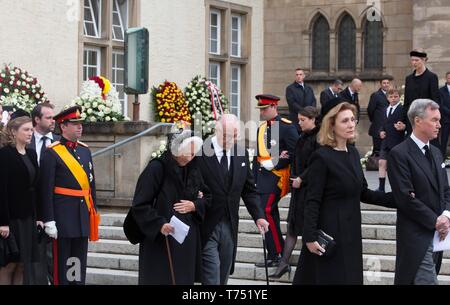 Luxemburg, Luxemburg. 04 Mai, 2019. Prinz Guillaume, Großherzog erblich und Prinzessin Stephanie, erbliche Großherzogin von Luxemburg, Prinz Guillaume de Prinzessin Mathilde von Luxemburg und König Albert II. und Königin Paola von Belgien und Familie, der Sarg in der Kathedrale Notre-Dame in Luxemburg durchgeführt, am Mai 04, 2019, nach der Trauerfeier von Seiner Königlichen Hoheit, Großherzog Jean von Luxemburg (5. Januar 1921 bis 23. April 2019) Credit: Albert Ph-van der Werf/Niederlande/Point de Vue |/dpa/Alamy leben Nachrichten Stockfoto