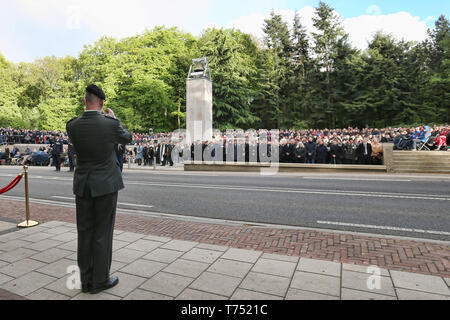 Rhenen, Niederlande. 04. Mai 2019. Jährlich 4. Mai Denkmal an der Grebbeberg in Rhenen als Land erinnert an die Menschen, die ihr Leben während des Zweiten Weltkrieges verloren gegangen. Credit: Pro Schüsse/Alamy leben Nachrichten Stockfoto