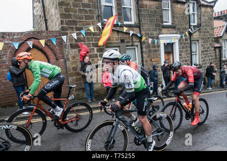 Grrosmont, North Yorkshire, England, UK. 4. Mai 2019. Wetter: Strapaziösen Bedingungen in der mens Rennen bei der Tour de Yorkshire als Mitfahrer (einschließlich Mark Cavendish Center) die steilen 1 in 3 Aufstieg aus grosmont an einem kalten, nassen und windigen Samstag in North Yorkshire. Schwerer Hagel und Regen entlang der Route auch für schwierige Fahrbedingungen. Credit: Alan Dawson/Alamy Leben Nachrichten. Stockfoto