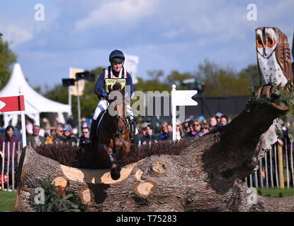 Badminton Immobilien, Badminton, Großbritannien. 4. Mai, 2019. Mitsubishi Motors Badminton Horse Trials, Tag 4; Kristina Koch (GBR), Billy das Rot springt in den See während der cross country Test an Tag 4 der 2019 Badminton Horse Trials Credit: Aktion plus Sport/Alamy leben Nachrichten Stockfoto