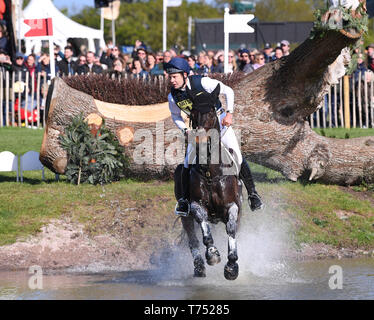 Badminton Immobilien, Badminton, Großbritannien. 4. Mai, 2019. Mitsubishi Motors Badminton Horse Trials, Tag 4; Christopher Burton (AUS), COOLEY landet in den See während der cross country Test an Tag 4 der 2019 Badminton Horse Trials Credit: Aktion plus Sport/Alamy leben Nachrichten Stockfoto