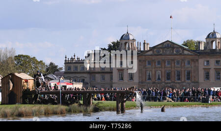 Badminton Immobilien, Badminton, Großbritannien. 4. Mai, 2019. Mitsubishi Motors Badminton Horse Trials, Tag 4; Christopher Burton (AUS), COOLEY LAND springt Zaun 21 neben dem See während der cross country Test an Tag 4 der 2019 Badminton Horse Trials Credit: Aktion plus Sport/Alamy leben Nachrichten Stockfoto