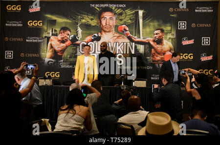 Las Vegas, USA. 04 Mai, 2019. (L - R) Gennadiy 'ggg'' Glolovkin kündigt seine neue Boxtrainer Johnathon Banks Samstag während einer Pressekonferenz in Las Vegas NV. April 4, 2019. Johnathon Banks GGG für seine bevorstehenden Kampf in New York gegen Steve Rollen bei MSG am 8. Juni. Foto von Gene Blevins/ZUMAPRESS Credit: Gene Blevins/ZUMA Draht/Alamy leben Nachrichten Stockfoto