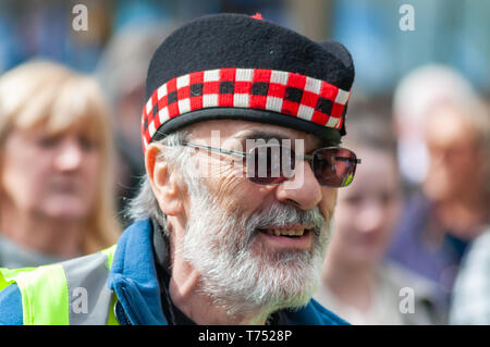 Glasgow, Schottland, Großbritannien. 4. Mai, 2019. Kampagne zur Unterstützung der schottischen Unabhängigkeit Marsch durch die Straßen von Glasgow. Im März wurde von der Gruppe organisiert alle unter einem Banner und reisten aus den Kelvingrove Park durch die Stadt zu einer Kundgebung in Glasgow Green. Credit: Skully/Alamy leben Nachrichten Stockfoto