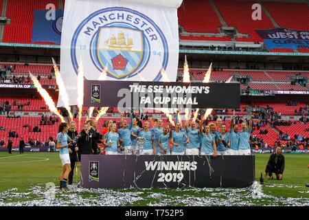 London, Großbritannien. 04 Mai, 2019. London, Großbritannien. 04 Mai, 2019. London, Großbritannien. 04 Mai, 2019. London, Großbritannien. 04 Mai, 2019. Manchester City feiern Frauen gewinnen Sie den FA Cup Finale zwischen Manchester City und West Ham United Damen im Wembley Stadium am 4. Mai 2019 in London, England. Credit: PHC Images/Alamy Live News Credit: PHC Images/Alamy Live News Credit: PHC Images/Alamy Live News Credit: PHC Images/Alamy Live News Credit: PHC Images/Alamy leben Nachrichten Stockfoto