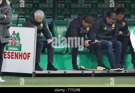 Bremen, Deutschland. 04. Mai 2019. firo: 04.05.2019 Fußball, 2018/2019, 1.Bundesliga: Werder Bremen - BVB Borussia Dortmund 2:2 Lucien Favre nach dem Spiel mit Co - Trainer und Michael Zorc und enttäuscht, Enttäuschung, | Verwendung der weltweiten Kredit: dpa/Alamy leben Nachrichten Stockfoto