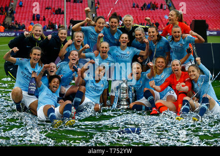 Coventry, Großbritannien. 20 April, 2019 Manchester City Spieler mit Trophäe während 2019 Heineken Champions Cup Halbfinale zwischen Sarazenen und Munster Rugby in der Ricoh Arena in Coventry am 20/04/2019. Kredit Aktion Foto Sport Foto Credit: Action Sport / alamy Leben Nachrichten Stockfoto