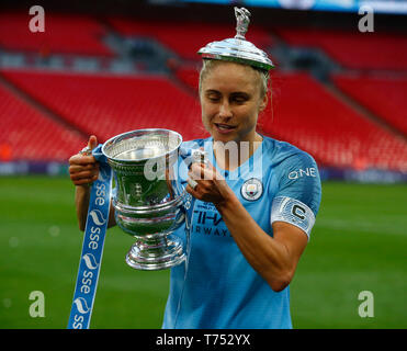 Coventry, Großbritannien. 20 April, 2019 Steph Houghton von Manchester City WFC mit Trophäe während 2019 Heineken Champions Cup Halbfinale zwischen Sarazenen und Munster Rugby in der Ricoh Arena in Coventry am 20/04/2019. Kredit Aktion Foto Sport Foto Credit: Action Sport / alamy Leben Nachrichten Stockfoto