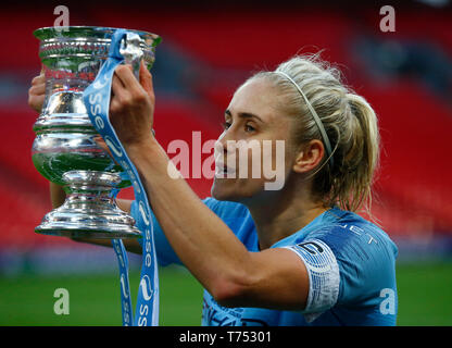 Coventry, Großbritannien. 20 April, 2019 Steph Houghton von Manchester City WFC mit Trophäe während 2019 Heineken Champions Cup Halbfinale zwischen Sarazenen und Munster Rugby in der Ricoh Arena in Coventry am 20/04/2019. Kredit Aktion Foto Sport Foto Credit: Action Sport / alamy Leben Nachrichten Stockfoto