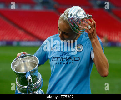 Coventry, Großbritannien. 20 April, 2019 Steph Houghton von Manchester City WFC mit Trophäe während 2019 Heineken Champions Cup Halbfinale zwischen Sarazenen und Munster Rugby in der Ricoh Arena in Coventry am 20/04/2019. Kredit Aktion Foto Sport Foto Credit: Action Sport / alamy Leben Nachrichten Stockfoto