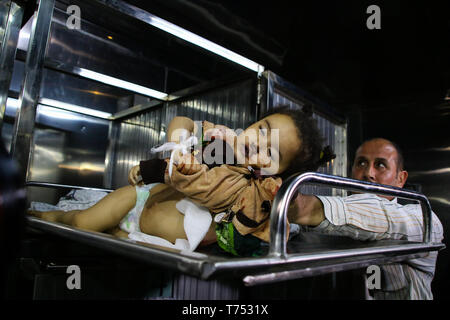 Gaza, Gazastreifen, 04. Mai 2019. 4. Mai, 2019. 14-Monate-alten Saba Mahmoud Abu Arar liegt im Al-Shifa Krankenhaus in Gaza Stadt nach ihr Leben verlieren in einem israelischen Luftangriff, die ihr Haus in den al-Zaytoun Nachbarschaft getroffen, im Osten von Gaza Stadt, am Samstag. Seba starb sofort, während Ihre schwangere Mutter ernsthaft in einer israelischen Bombardements im Osten von Gaza Stadt verwundet wurde. Der Luftangriff erfolgte in Israel seine Antenne Offensive im Gazastreifen Kredit weiter: Ahmad Hasaballah/IMAGESLIVE/ZUMA Draht/Alamy leben Nachrichten Stockfoto