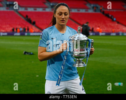 Coventry, Großbritannien. 20 April, 2019 Abbie McManus von Manchester City WFC mit Trophäe während 2019 Heineken Champions Cup Halbfinale zwischen Sarazenen und Munster Rugby in der Ricoh Arena in Coventry am 20/04/2019. Kredit Aktion Foto Sport Stockfoto