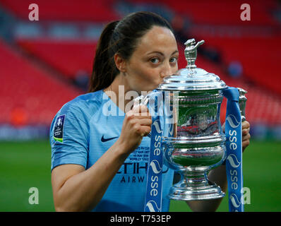 Coventry, Großbritannien. 20 April, 2019 Abbie McManus von Manchester City WFC mit Trophäe während 2019 Heineken Champions Cup Halbfinale zwischen Sarazenen und Munster Rugby in der Ricoh Arena in Coventry am 20/04/2019. Kredit Aktion Foto Sport Stockfoto