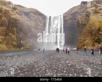 Island, APR 6: Skogafoss Wasserfall an einem bewölkten Tag auf der Apr 6, 2018 in Reykjavík, Island Stockfoto