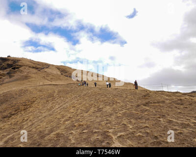 Island, APR 6: Menschen wandern in der Nähe der berühmten Wasserfall Skogafoss auf der Apr 6, 2018 in Reykjavík, Island Stockfoto