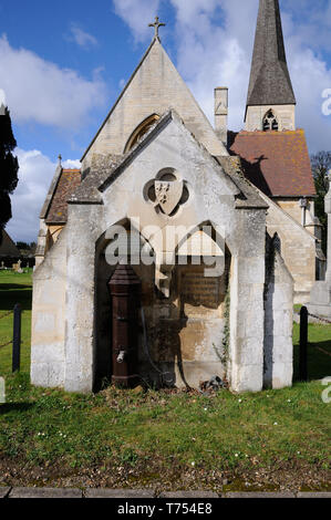 Pumpe, Waresley, Cambridgeshire, die an der Seite der Straße liegt am Rand des Friedhofes. Stockfoto