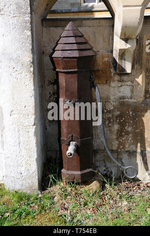 Pumpe, Waresley, Cambridgeshire, die an der Seite der Straße liegt am Rand des Friedhofes. Stockfoto