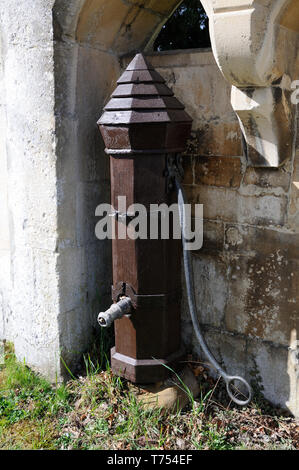 Pumpe, Waresley, Cambridgeshire, die an der Seite der Straße liegt am Rand des Friedhofes. Stockfoto