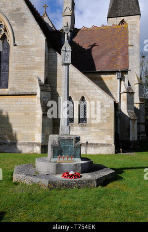 Kriegerdenkmal, Waresley, Cambridgeshire, steht im Kirchhof Lager 10 Namen derer, die ihr Leben im Ersten Weltkrieg gab es ist ungewöhnlich in Listi Stockfoto