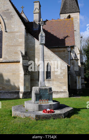 Kriegerdenkmal, Waresley, Cambridgeshire, steht im Kirchhof Lager 10 Namen derer, die ihr Leben im Ersten Weltkrieg gab ich Stockfoto