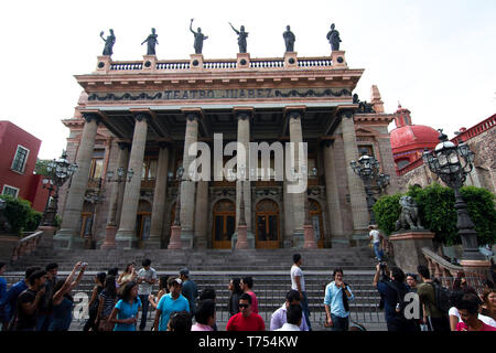 Stadt Guanajuato, Guanajuato, Mexiko - 2019: Touristen nehmen Bilder vor Teatro Juárez, einem historischen Theater. Stockfoto