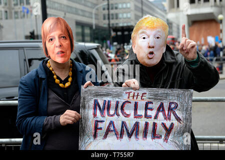 Aktivisten werden gesehen, Theresa May und Donald Trump Masken während des Protestes. Atomkraftgegner versammelt gegenüber Westminster Abbey in London gegen ein Service der Danksagung für die Royal Navy organisierte bis 50 Jahre der britischen U-Boot-basierte atomwaffen zu protestieren. Anti-AKW-Aktivisten durchgeführt, um ein "Die-in" außerhalb der Westminster Abbey, die die Opfer der nuklearen Krieg. Stockfoto