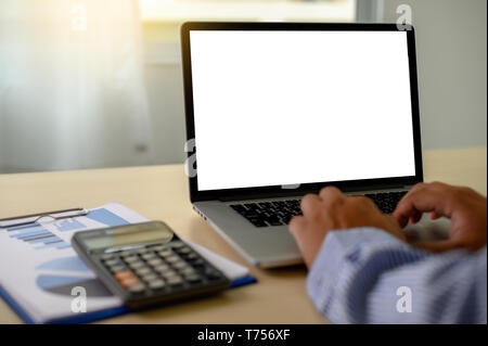 Man Hände schreiben auf Computer Notebooks PC mit weiblichen Händen arbeiten an modernen Laptop Stockfoto