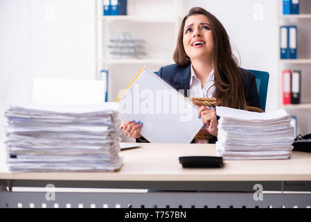 Junge schöne Mitarbeiter gebunden mit Seil im Büro Stockfoto