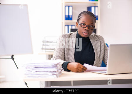 Schwarze weibliche Mitarbeiter mit übermäßiger Arbeit unzufrieden Stockfoto
