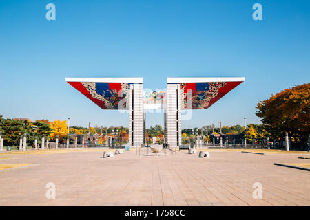 Seoul, Korea - November 2, 2018: Olympic Park World Peace Gate im Herbst Stockfoto