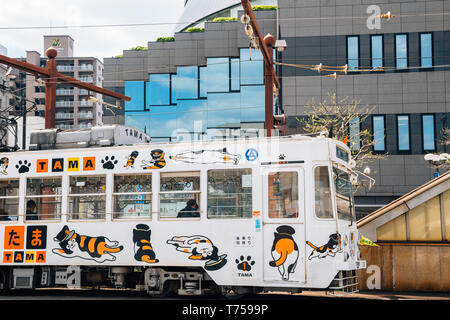 Okayama, Japan - 15 April, 2019: Straßenbahn auf einer Straße Stockfoto