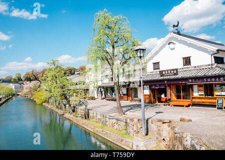 Okayama, Japan - 15 April, 2019: Kurashiki Bikan Historischen Viertel, Kanal und traditionellen Dorf Stockfoto