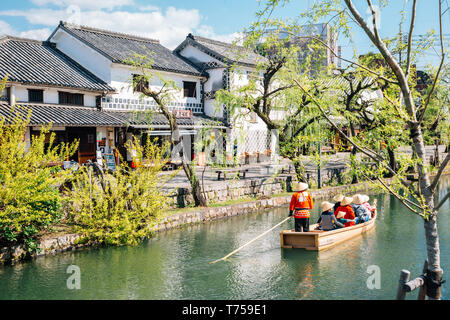 Okayama, Japan - 15 April, 2019: Altes Boot am Canal in Kurashiki Bikan Historischen Viertel Stockfoto