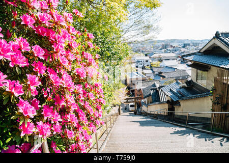 Kurashiki traditionelles Dorf mit Frühling Blumen in Okayama, Japan Stockfoto