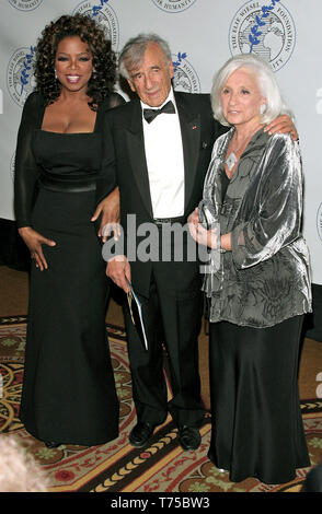 New York, USA. 20. Mai 2007. Oprah Winfrey, Elie Wiesel, Marion Wiesel am Elie Wiesel Stiftung für die Menschheit Gala zu Ehren Oprah Winfrey mit ihren humanitären Preis im Waldorf=Astoria. Quelle: Steve Mack/Alamy Stockfoto