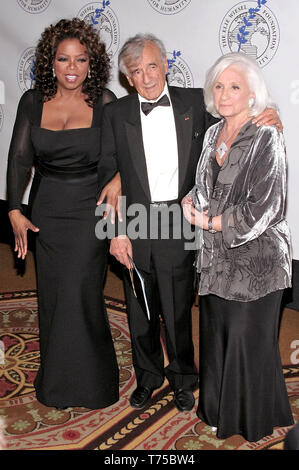 New York, USA. 20. Mai 2007. Oprah Winfrey, Elie Wiesel, Marion Wiesel am Elie Wiesel Stiftung für die Menschheit Gala zu Ehren Oprah Winfrey mit ihren humanitären Preis im Waldorf=Astoria. Quelle: Steve Mack/Alamy Stockfoto