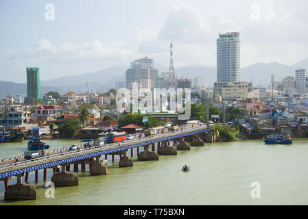 NHA TRANG, VIETNAM - 30. Dezember 2015: Morgen Landschaft der modernen Stadt von der Cai-Fluss Stockfoto