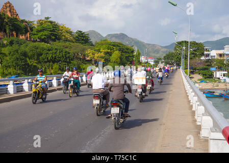 NHA TRANG, VIETNAM - 30. Dezember 2015: Die verkehrsbelastung auf der Brücke über den Fluss Cai Stockfoto