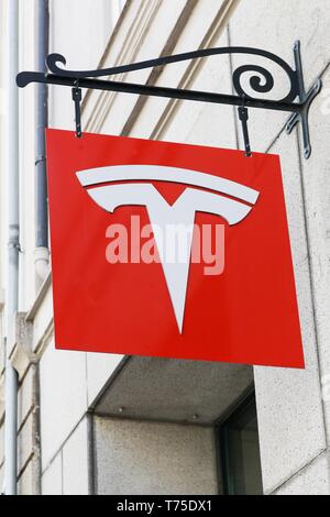 Kopenhagen, Dänemark - avril 15, 2019: Tesla Logo auf eine Wand. Tesla ist eine US-amerikanische Automobil und Energie storage unternehmen Stockfoto