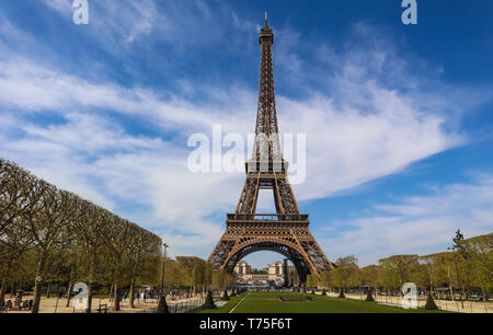 Eiffelturm in Paris Frankreich gegen den blauen Himmel mit Wolken. Ansicht aus einem Bus. April 2019 Stockfoto