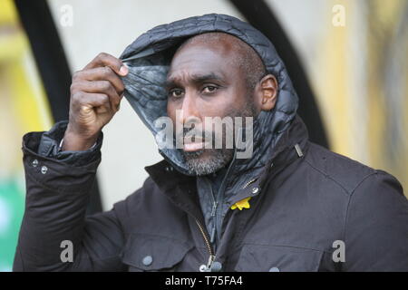 Burslem, Stoke-On-Trent. 27.April 2019. Macclesfield Town manager Sol Campbell im Dugout bei Port Vale, Vale Park. Stockfoto