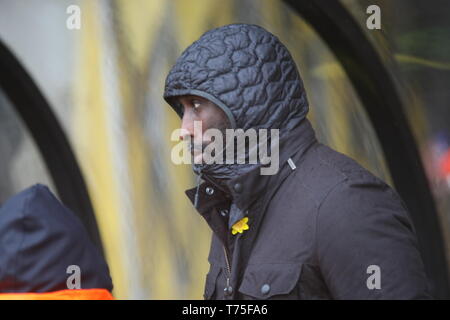 Burslem, Stoke-On-Trent. 27.April 2019. Macclesfield Town manager Sol Campbell im Dugout bei Port Vale, Vale Park. Stockfoto