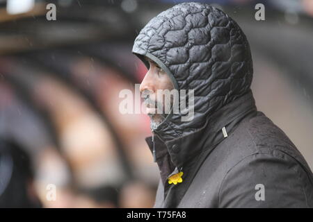 Burslem, Stoke-On-Trent. 27.April 2019. Macclesfield Town manager Sol Campbell im Dugout bei Port Vale, Vale Park. Stockfoto