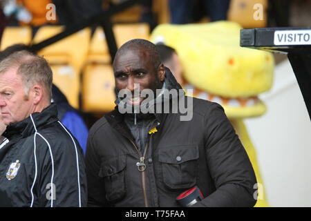 Burslem, Stoke-On-Trent. 27.April 2019. Macclesfield Town manager Sol Campbell im Dugout bei Port Vale, Vale Park. Stockfoto