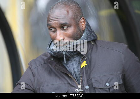 Burslem, Stoke-On-Trent. 27.April 2019. Macclesfield Town manager Sol Campbell im Dugout bei Port Vale, Vale Park. Stockfoto