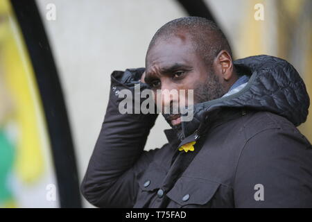 Burslem, Stoke-On-Trent. 27.April 2019. Macclesfield Town manager Sol Campbell im Dugout bei Port Vale, Vale Park. Stockfoto