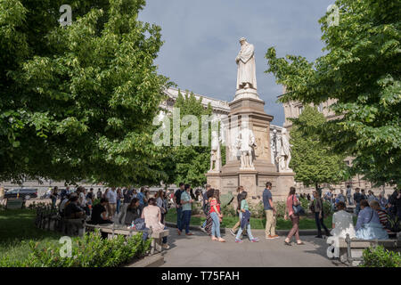 Die Menschen auf der Piazza della Scala (Platz La Scala) in der Nähe des Leonardo-da-Vinci-Denkmal in Mailand Stockfoto