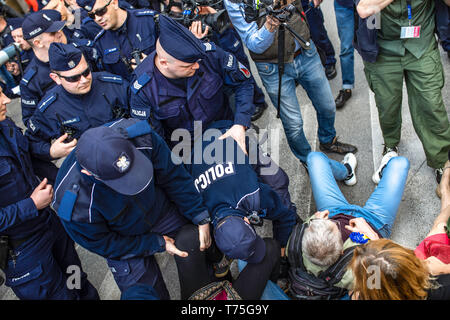 Warschau/Polen: Nationalisten (Konfederacja KORWiN Braun Liroy Narodowcy) demonstrieren gegen die Europäische Union und die patrioten Stören der März Stockfoto