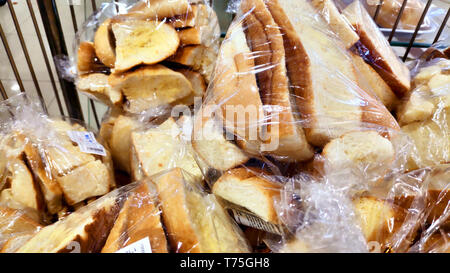 Leckeres Brot Käse Knoten mit Sesam auf Tops im Paket gesundes Frühstück in der Bäckerei store Frisch backen Gebäck Supermarktregal Stockfoto