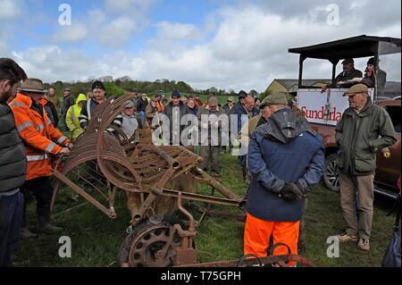 Bauernhof Verkauf von Oldtimer Landmaschinen und Effekte am oberen Venn Farm, Herefordshire 27/4/19. Stockfoto